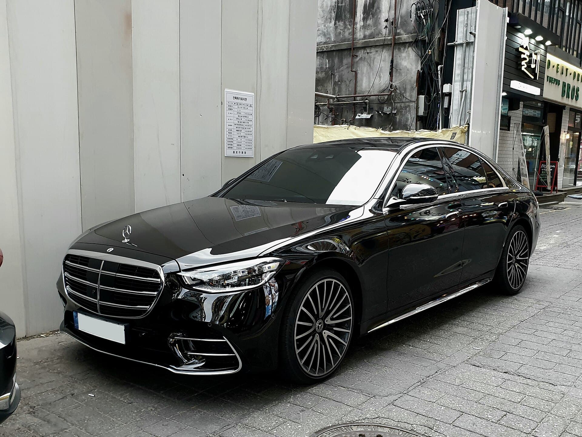 Executive sedan · S‑Class, three‑quarter front, evening light